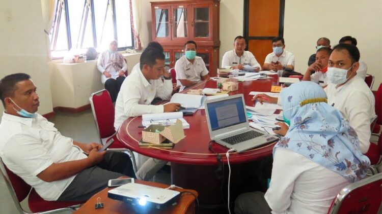 SAMBUTAN—Plt Kepala Dinas Pemberdayaan Masyarakat dan Desa (DPMDes) Kota Pariaman, Afwandi saat berikan sambutan pada rapat kemarin.