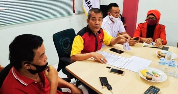 PIMPIN—Ketum KONI Sumbar Syaiful memimpin rapat program kerja tahun 2021 termasuk Pelatprov PON XX Papua.