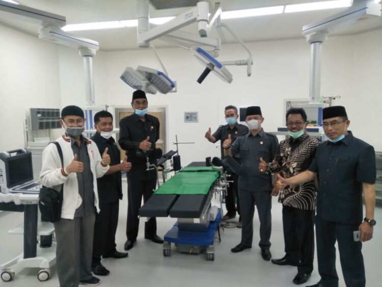 TINJAU RSUD— Pimpinan dan anggota DPRD Bukittinggi melakukan kunjungan ke RSUD Bukittinggi, Senin (18/1).