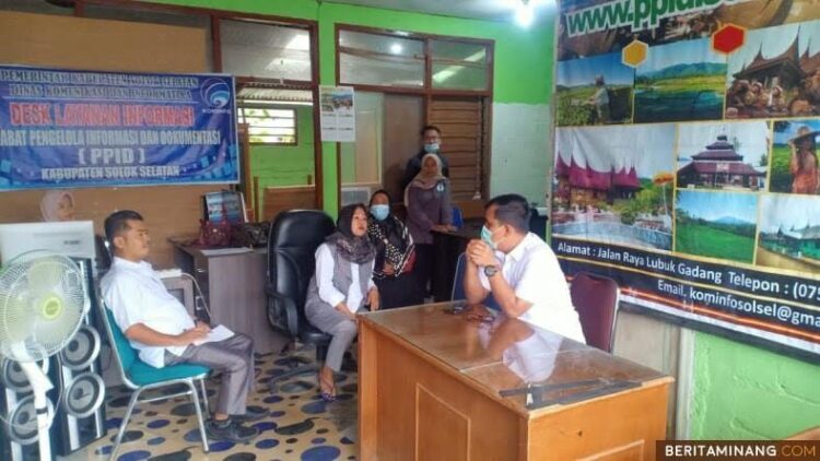 DIALOG—Pj Sekdakab Solsel Doni Rahmat Samulo saat berdialog dengan Kabid IKP Wesi Marsal saat meninjau Diskominfo Solsel dalam melakukan Sidak ke beberapa OPD di lingkungan Pemkab Solsel.