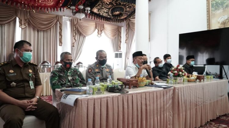 BERI KETERANGAN— Plt Bupati Tanahdatar, Zuldafri Darma  memberikan keterangan saat  rakor membahas rencana pelaksanaan PBM tatap muka.