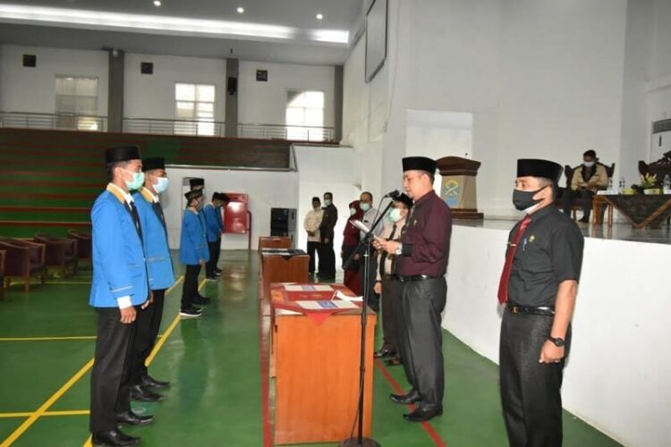Rektor Lantik Lembaga Kemahasiswaan 1 LANTIK--Rektor IAIN Ermon Reflin lantik lembaga kemahasiswaan.