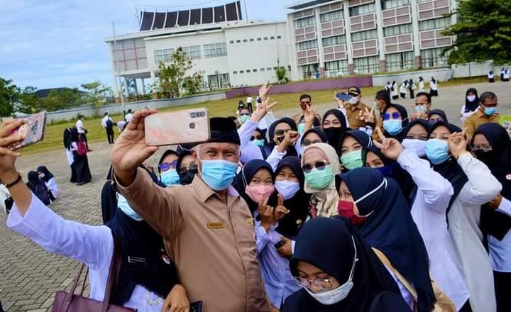 Wako Mahyeldi Serahkan 355 SK CPNS