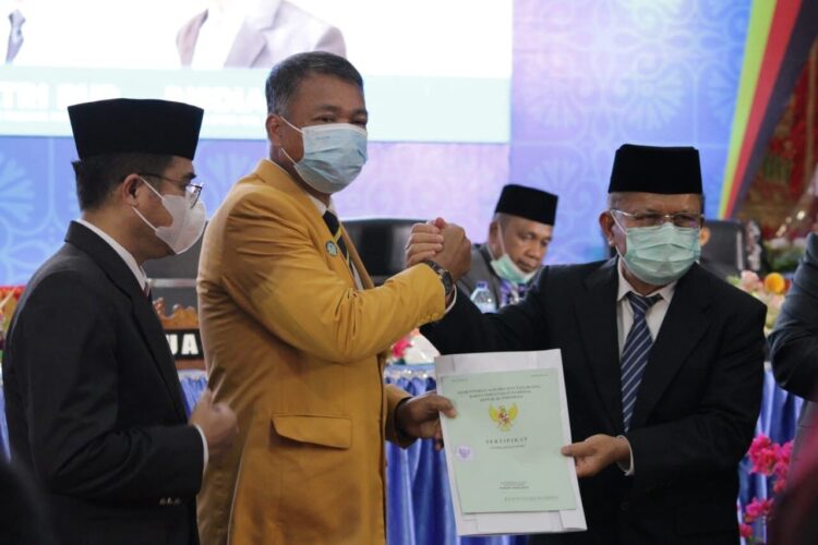 UNP Segera Bangun Kampus di Tarok City 1 SERAHKAN—Bupati serahkan sertifikat tanah untuk kampus UNP di Kawasan Tarok City.