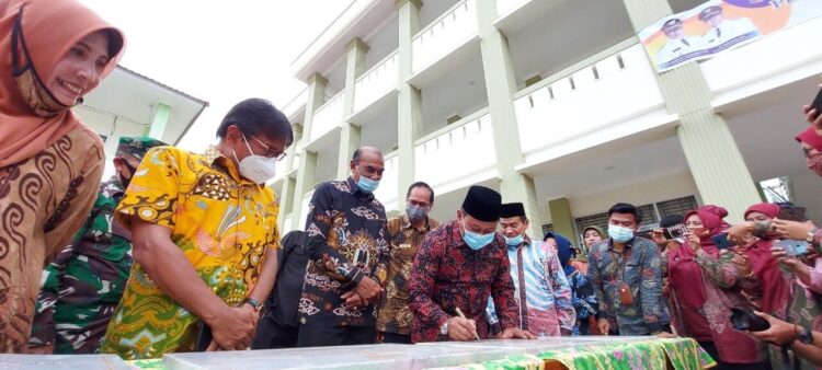 Tuntas Dibangun, 9 Gedung Sekolah Diresmikan 1 PERESMIAN—Setelah tuntas dibangun, sembilan gedung sekolah diresmikan Wali Kota Bukittinggi Ramlan Nurmatias.