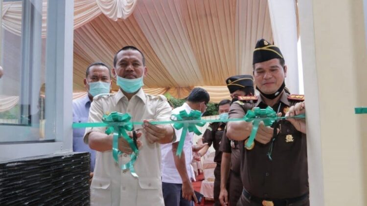 RESMIKAN—Wako Genius Umar saat resmikan pas Satpam Kajari.