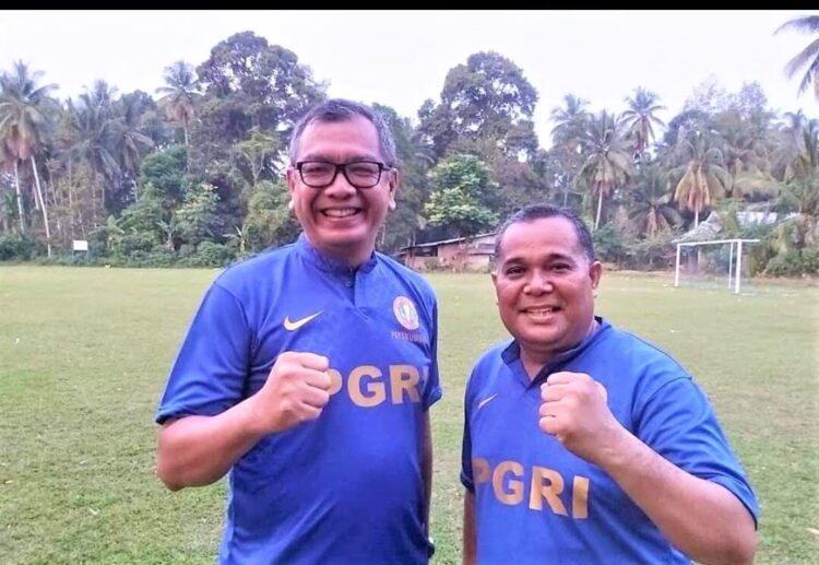 SEMANGAT— Semangat Wali Kota Payakumbuh Riza Falepi mengawali tahun 2021 dengan membangun lapangan sepakbola berstandar nasional.