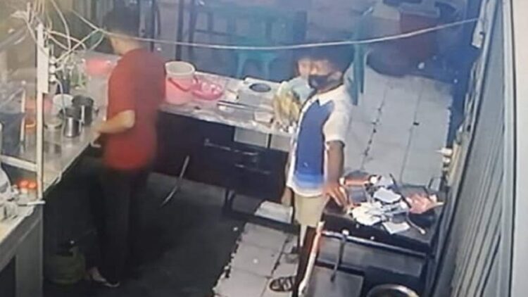 Pasutri Bawa 2 Anak Terekam CCTV Mencuri Hp di Kafe 1 MENCURI HP— Terlihat seorang pria sambil menggendong anak terekam CCTV mengambil
Hp milik penjaga kafe.