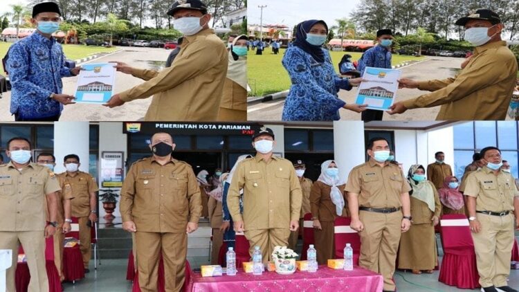 Wako Serahkan SK 164 Orang CPNS 1 SERAHKAN SK— Wali Kota Pariaman Genius Umar saat menyerahkan SK kepada CPNS.