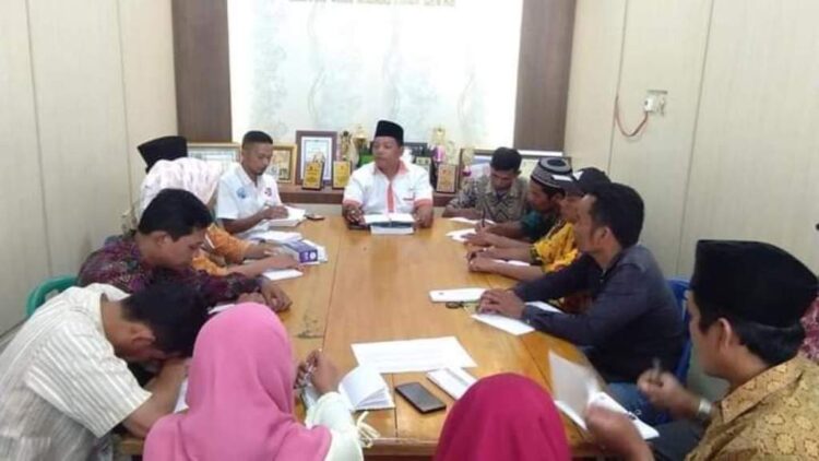 RAPAT— Wali Nagari Pasia Laweh memimpin rapat persiapan Jambore Jurnalistik.