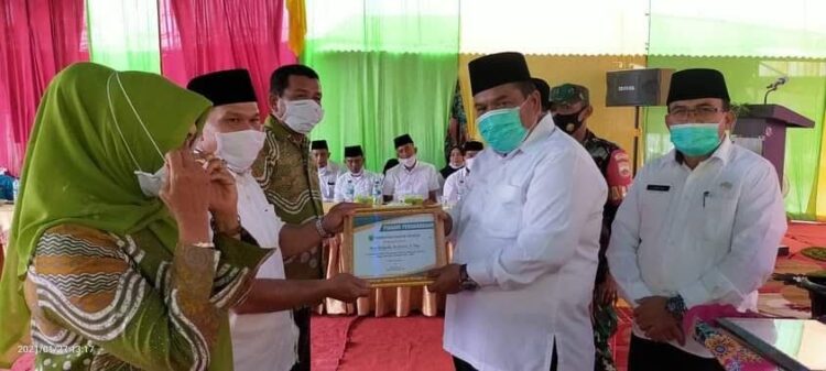 UCAPAN SELAMAT— Wakil Bupati Padangpariaman Suhatri Bur saat memberikan ucapan selamat pada Bamus yang dilantik.