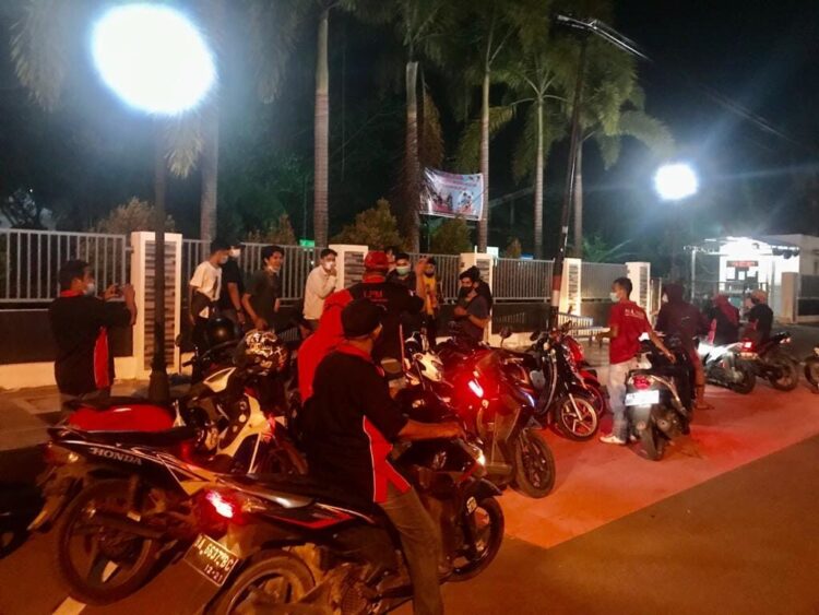 Sweeping Malam Tahun Baru foto HL