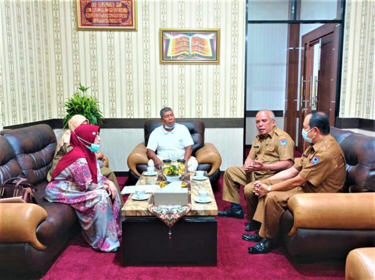 SERAHKAN SERTIFIKAT— Hibah tanah ditandai dengan penyerahan sertifikat tanah dari pemilik kepada Asisten III Amriul Datuak Kirayiang.