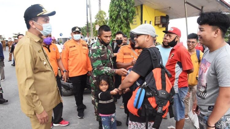 ARAHAN— Wali Kota Pariaman H Genius Umar memberikan arahan kepada sejumlah wisatawan yang datang ke Pulau Angso Duo dan terpaksa diinapkan karena faktor cuaca buruk.