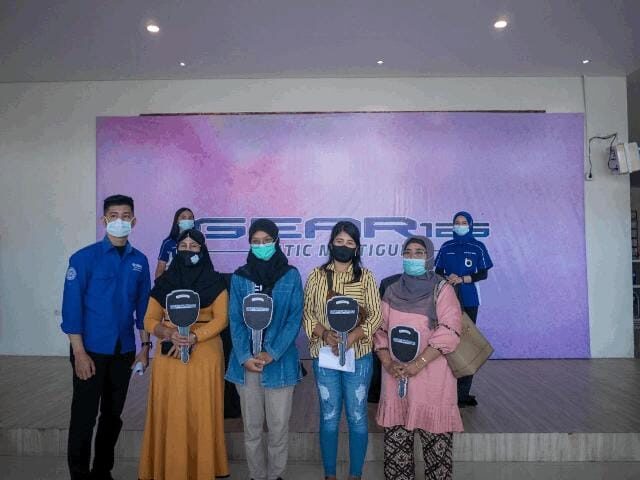 SERAHKAN UNIT— Yamaha Tjahaja Baru menyerahkan unit Yamaha Gear 125 kepada para konsumen yang pertama melakukan pembelian di Sumatera Barat.