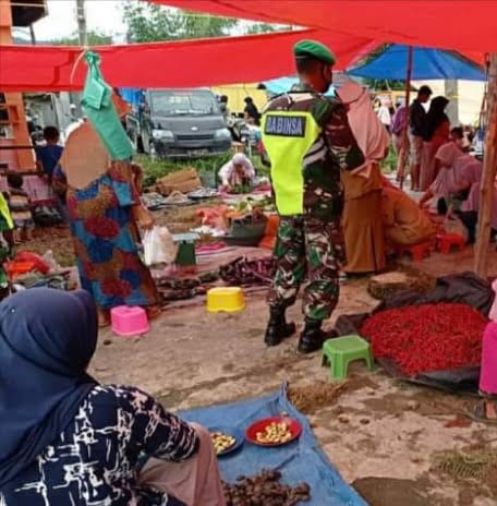SIDAK—Anggota Kodim 0305 Pasaman saat melakukan sidak kesejumlah Pasar Tradisional di Pasaman.