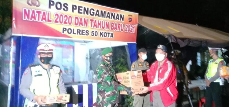 TINJAU POSKO— Untuk mengantisipasi lonjakan kasus corona pada libur akhir tahun, Bupati Limapuluh Kota Irfendi Arbi meninjau Posko Pengamanan Natal dan Tahun Baru.
