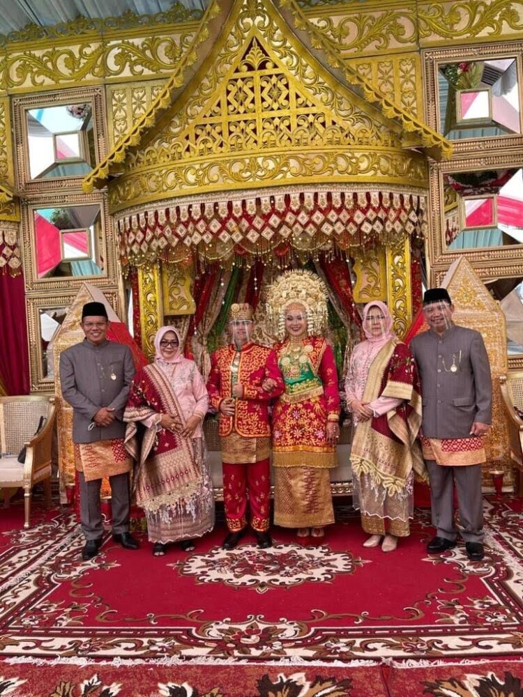 Syahrial Bakhtiar Baralek Gadang, Shinta dan Andre Pesta di Pelaminan Terapung ABG Waterpark 1 Keluarga Prof Dr. H Syahrial Bakhtiar, MPd - Hj Rindawati, MPd dan pihak keluarga Dr H Supriadi, MSi- Dr Hj Azizah Aziz, MSi, menggelar pesta upacara pernikahan besar perpaduan khas Minang dan khas Sunda. Pesta digelar sejak Jumat hingga Minggu (15-17/1/2021). Resepsi dilaksankan di ABG Waterpark.