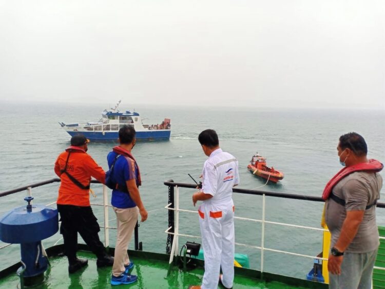 EVAKUASI—KMP Gambolo saat dilakukan evakuasi oleh Tim Search And Rescue (SAR) Mentawai.