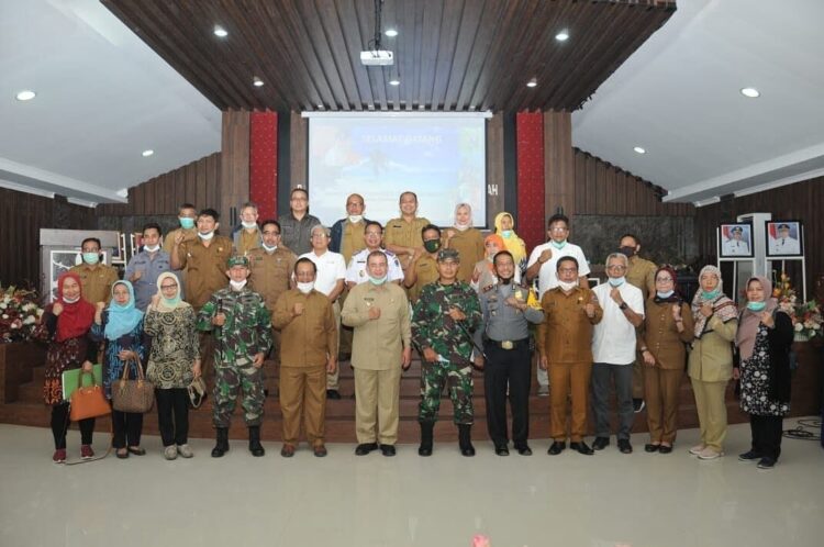 Nasrul Abit Kunjungi Bumi Sikerei, Jadikan Mentawai Wisata Kelas Dunia 1 FOTO BERSAMA— Wakil Gubernur Sumbar Nasrul Abit usai rakor foto bersama dengan forkopimda setempat.