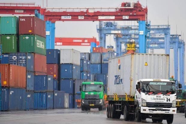 INDUSTRI PELAYARAN— Kemenhub telah menyiapkan sejumlah langkah untuk membantu kesulitan yang dialami industri pelayaran, salah satunya  akan mengawasi percepatan proses bongkar muat.