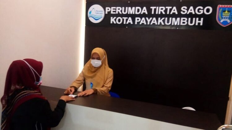 LAYANAN—Terlihat seorang konsumen mendapat layanan oleh petugas Perumda Air Minum Tirta Sago Payakumbuh di  MPP.