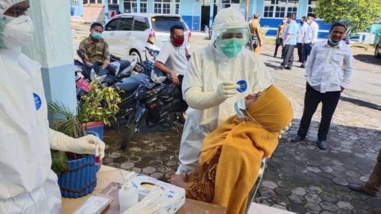 Program Vaksinasi Menunggu Instruksi Pemprov, 4 Merk Vaksin Covid-19 Disiapkan 1 Proses tes swap dijalani tenaga pendidik kota Padangpanjang.