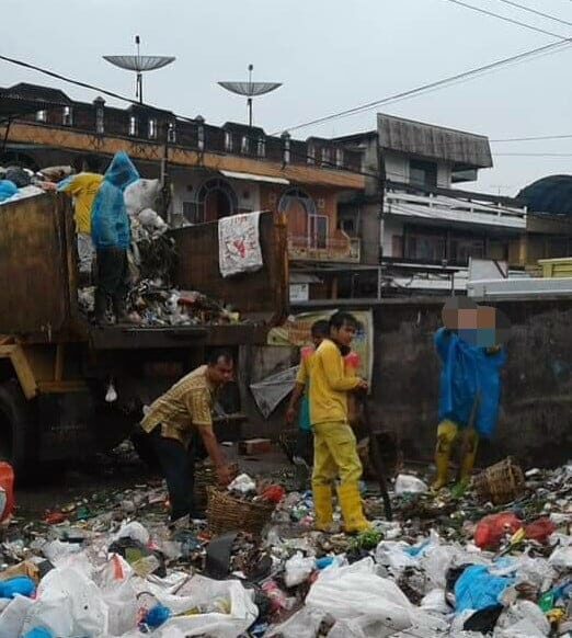 AKTIVITAS—Terlihat aktivitas bongkar muat sampah di Tempat Pembuangan Sementara (TPS) di Kota Payakumbuh.
