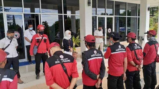 KIRIM RELAWAN— PT Semen Padang mengirim relawan Tim reaksi Cepat (TRC) ke lokasi bencana banjir  di Kota Solok,  Rabu (13/1).