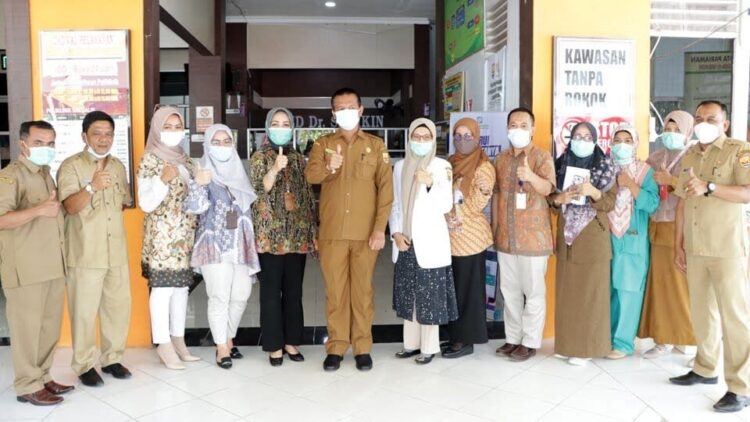 USAI—Wali Kota Pariaman H  Genius Umar usai sidak ke rumkit Sadikin menyempatkan diri foto bersama dengan jajaran Rumkit  Sadikin.