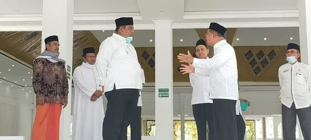wabup dan sekda saat diskusi usai sholat jumat