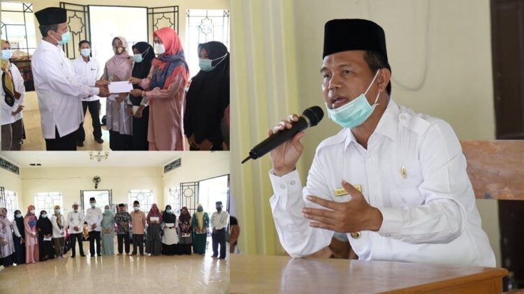 BANTUAN— Usai memberikan arahan kepada guru PAUD, Wako Pariaman Genius Umar serahkan bantuan berupa zakat ASN.