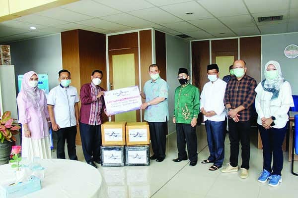 SALURKAN BANTUAN— 
Dirut Bank Nagari M Irsyad menyerahkan bantuan 100 Kg rendang  dan uang tunai kepada korban gempa Sulbar dan banjir Kalsel melalui Pemprov Sumbar yang diterima Wakil Gubernur 
Nasrul Abit.
