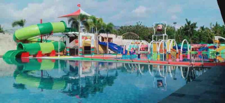 DIBUKA—Emersia Waterpark di Batusangkar resmi dibuka untuk umum.