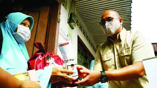 BAGIKAN SEMBAKO—Anggota Komisi VI DPR RI Andre Rosiade membagikan sembako untuk warga Alai Parak Kopi, Padang Utara, Kota Padang.