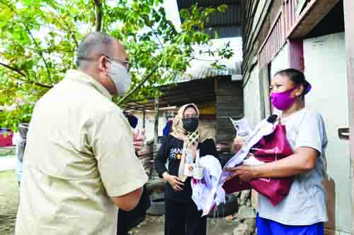 SERAHKAN SEMBAKO—  Anggota DPR RI Andre Rosiade menyerahkan bantuan sembako kepada warga Kelurahan Ganting Parak Gadang, Kecamatan Padang Timur, Kota Padang.