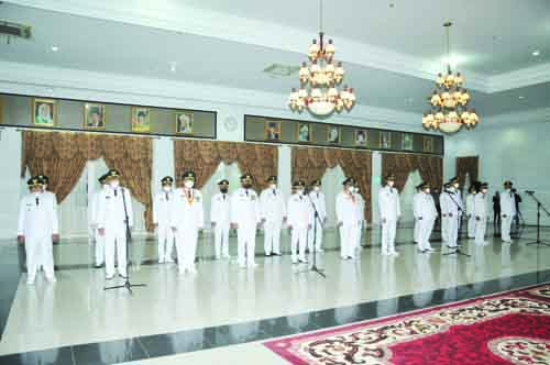 PELANTIKAN— Gubernur Sumatera Barat Mahyeldi Ansharullah melantik 11 pasangan kepala daerah yang terpilih dalam Pilkada 2020, bertempat di Auditorium Gubernuran, Jumat (26/2)