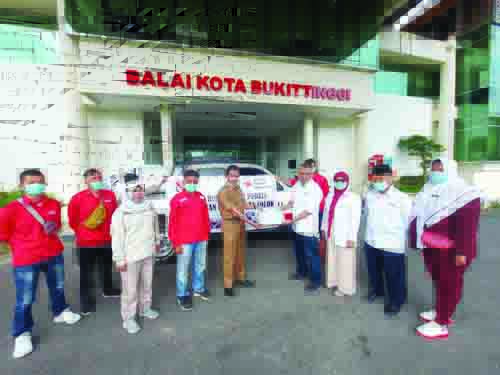 BANTUAN— PMI Kota Bukittinggi kumpulkan bantuan dari pelajar se-Kota Bukittinggi yang diserahkan kepada korban banjir di Kota Solok.