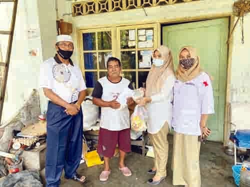 SERAHKAN— Wakil Sekretaris DPD Gerindra Sumbar Rina Shintya dan Nurhaida (wakil ketua) didampingi Ketua RW Dalyon Nur menyerahkan bantuan sembako dan uang tunai dari Andre Rosiade kepada Asril, pemulung di Sawahan Dalam, Padang Timur.