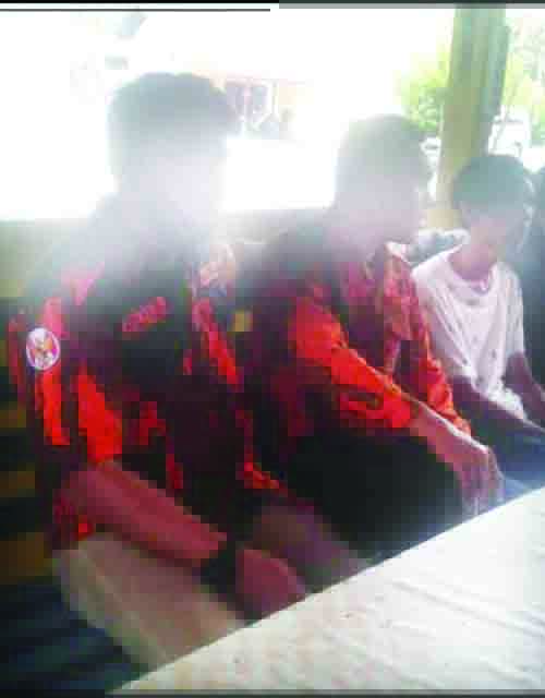 Diajak ke Hotel, Pelajar SMA "Dijual" Pacar Sendiri 1 DIAMANKAN— Anggota Pemuda Pancasila mengamankan pelaku R (22) yang tega menjual kekasihnya sendiri kepada lelaki hidung belang, lalu diserahkan ke Polsek Koto Tangah.