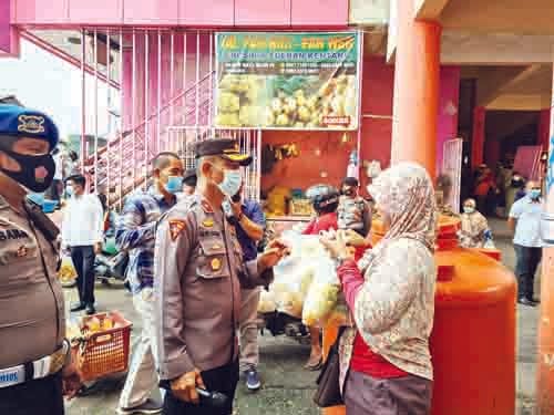 Bagikan Masker— Jajaran Polresta membagikan masker kepada para pengunjung di Pasar Raya Padang dan juga pengendara yang tidak memakai masker, Kamis (4/2).