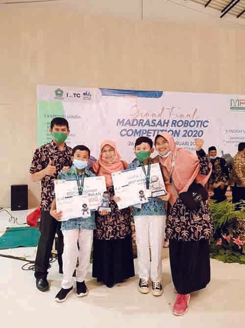JUARA — Dua siswa dari tim  Robotik MIN Bukittinggi sukses meraih juara tingkat nasional.