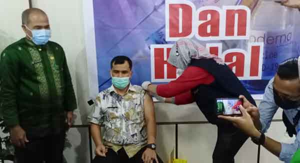 DISUNTIK VAKSIN— Sekdakab Solsel Doni Rahmat Samulo saat pemberian Vaksin Sinovac. Saat penyuntikan vaksin itu disaksikan kepala Dinas Kesehatan Solsel Dr H Novirman.