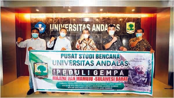 PELEPASAN PSB— Rektor Universitas Andalas Prof. Yuliandri melepas PSB ke Mamuju dan Mejene Sulbar, Rabu (3/2) lalu di Kampus Unand Limau Manih.