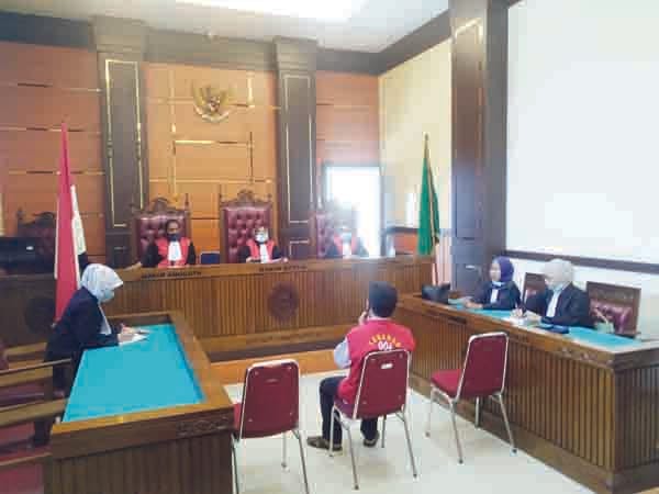 VONIS— Terdakwa Yelnazi Rinto tengah menjalani sidang, di Pengadilan Tipikor pada Pengadilan Negeri Kelas I A Padang. Jumat (5/2).