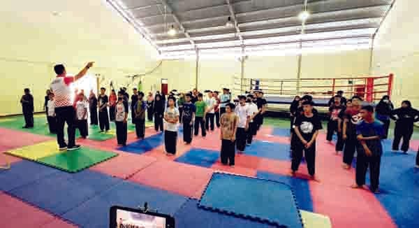 ARAHAN—Anggota Hapkido  Sumbar sebelum menjalani latihan mendapat  arahan dari pengurus Hapkido Sumbar.