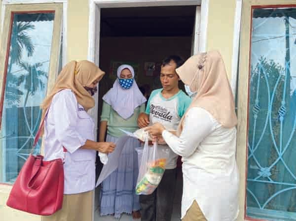 BANTUAN— Pengurus DPD Gerindra Sumbar menyerahkan bantuan sembako dan uang tunai dari anggota DPR RI Andre Rosiade kepada keluarga tukang becak di Dadok Tunggul Hitam.