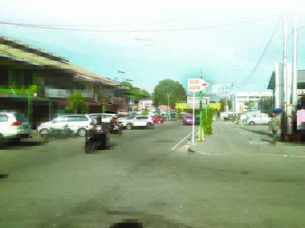 AREAL PARKIR— Salah satu areal parkir di kawasan Pasar Raya Padang. Saat ini, sektor parkir menjadi sorotan karena belum memberi PAD yang maksimal untuk Kota Padang.