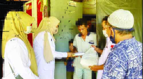 SERAHKAN BANTUAN— Wakil Ketua DPD Gerindra Sumbar Nurhaida didamping Ketua RW 5 Purus menyerahkan bantuan dari Andre Rosiade kepada pencuci mobil yang tengah sakit.