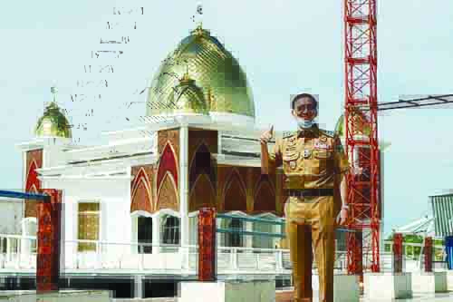 Pasangan Bupati Hendrajoni - Rusmayul Anwar, Persembahkan Pembangunan Infrastruktur untuk Masyarakat 1 Masjid Terapung (Samudra Ilahi) di kawasan objek wisata
Pantai Carocok Painan.